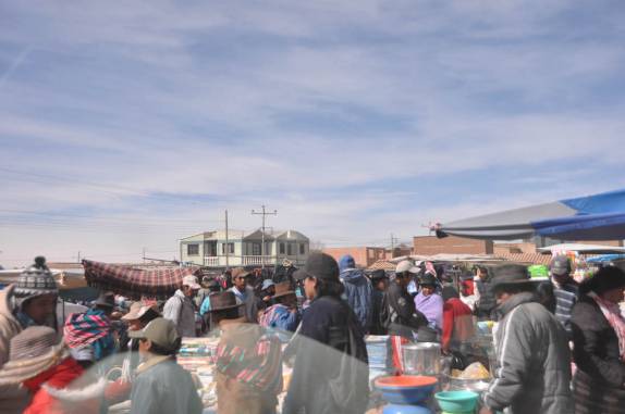 Feira movimentada em pequena cidade na viagem entre Potosí e Tarija - Boívia